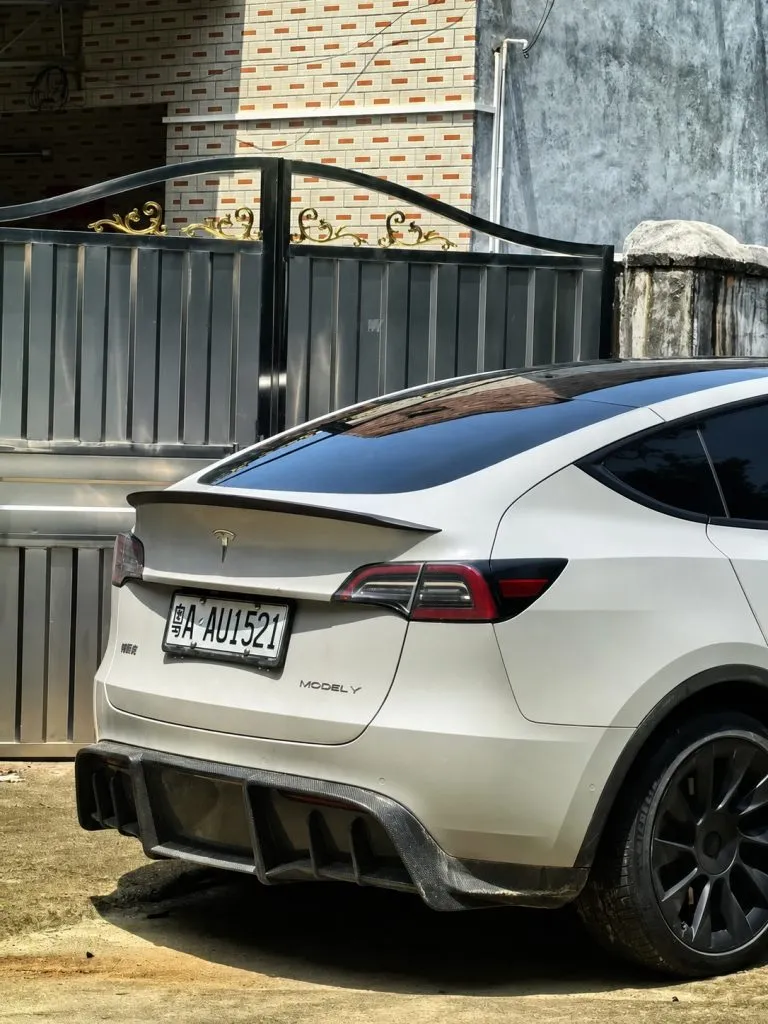 2024 Tesla Model Y Long Range Pre-Preg Dry Carbon Fiber Rear Diffuser — image 3 of 3